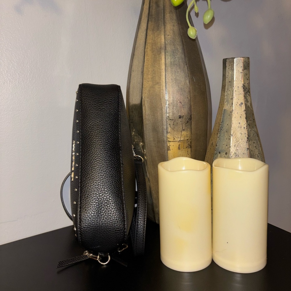 Liz Claiborne "Laura" Mini Crossbody Bag. - Picture 3 of 8